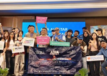 WONG Hon Wai (tengah) bersama sebahagian daripada peserta program ASIA 2025 yang dalam siri jelajah ke Pulau Pinang, semalam.