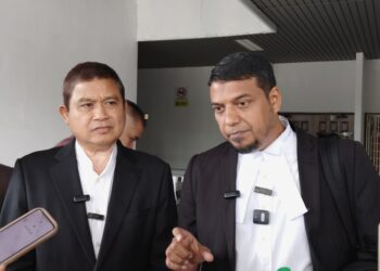 MOHAMAD ALI Mohamad (kiri) bersama Rafique Rashid Ali ketika ditemui selepas selesai prosiding di Mahkamah Tinggi, Melaka. - UTUSAN/MUHAMMAD SHAHIZAM TAZALI