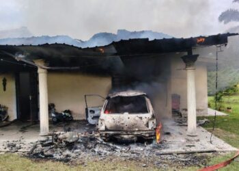 SEORANG lelaki yang disyaki mempunyai masalah mental membakar rumah milik bapanya di Kampung Tengah, Jalan Bakri, Muar, semalam.
