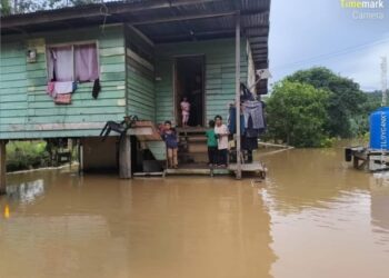 Rumah penduduk di Kampung Baitam Membakut, Sabah turut terjejas akibat banjir. - GAMBAR/IHSAN JBPM