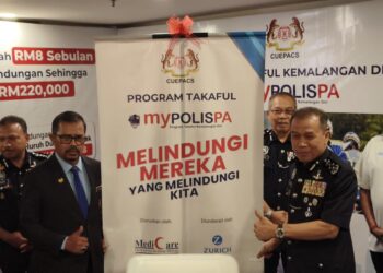 MOHD. Khalid Ismail (kanan) semasa melakukan gimik perasmian Program Takaful mypolispa selepas Perhimpunan Pegawai Awam PDRM Ke-17 Sempena Peringatan Hari Polis Ke-218 di Kota Bharu, Kelantan hari ini-UTUSAN/YATIMIN ABDULLAH