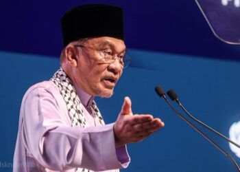 ANWAR Ibrahim ketika berucap merasmikan Majlis Perasmian Global Halal Summit (GHaS) 2025 di Pusat Pameran dan Perdagangan Antarabangsa (MITEC) hari ini.