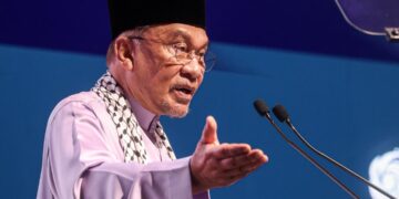 ANWAR Ibrahim ketika berucap merasmikan Majlis Perasmian Global Halal Summit (GHaS) 2025 di Pusat Pameran dan Perdagangan Antarabangsa (MITEC) hari ini.