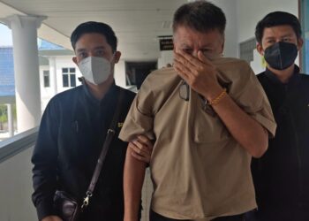 TERTUDUH  yang diiringi Pegawai SPRM dijatuhi hukuman penjara sehari dan denda RM10,000 oleh Mahkamah Sesyen Ayer Keroh, Melaka kerana memberi rasuah RM2,000 bagi mendapatkan projek sewaan generator bernilai RM166,500.-UTUSAN /AMRAN ALI.