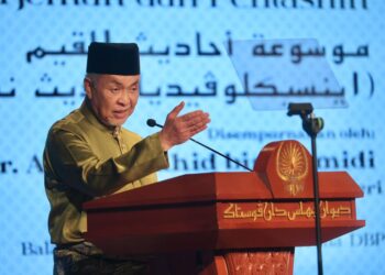 AHMAD Zahid ketika berucap pada Majlis Pelancaran Ensiklopedia Terbitan DBP serta Majlis Penyerahan Watikah Penterjemah dan Pentashih Mawsu‘ah Ahadith al-Qiyam (Ensiklopedia Hadis Nilai) Jilid 1 hingga Jilid 4 di sini, hari ini.