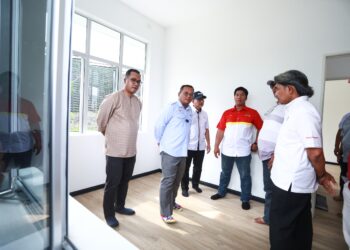 Menteri Besar Selangor, Datuk Seri Amirudin Shari meninjau rumah yang telah siap dibina oleh pemaju di Kampung Kuala Sungai Baru semasa lawatan kerja status bina semula dan baik pulih rumah mangsa kebakaran paip gas bocor di Putra Heights, April lalu. UTUSAN/AFIQ RAZALI