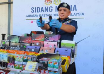 ISMAIL Hashim menunjukkan sebahagian peranti vape yang disita Kastam Perlis bernilai RM12.39 juta dalam sidang akhbar di Padang Besar, Perlis hari ini.-UTUSAN/SYED AZLAN SAYID HIZAR