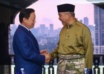AHMAD Zahid Hamidi bersama Timbalan Perdana Menteri Vietnam, Tran Hong Ha ketika sidang akhbar selepas mesyuarat bersama di Seri Pacific Hotel di sini hari ini. UTUSAN/ISKANDAR ISHAK
