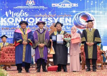 NOOR AZMAN Nordin (dua dari kiri) bergambar dengan penerima Anugerah Pengarah dan Anugerah Kecemerlangan Akademik dan Kokurikulum Sesi 2024/2025, Muhammad Daniel Hakimi Hairulnizal sempena Majlis Konvokesyen Politeknik Metro 2025 di Politeknik Ibrahim Sultan (PIS), Pasir Gudang, Johor Bahru.
