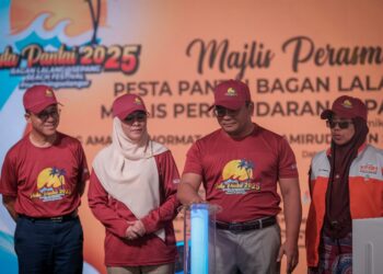 Amirudin Shari meluangkan masa melihat aktiviti yang dijalankan sempena perasmian Pesta Pantai 2025 di Pantai Bagan Lalang. - UTUSAN/FAIZ ALIF ZUBIR
