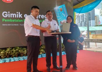 ANTHONY Loke Siew Fook (tengah) merasmikan Program Skim Strata Bebas Kenderaan Usang di George Town, Pulau Pinang, hari ini.