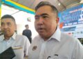 ANTHONY Loke (kanan) ketika ditemui pemberita selepas merasmikan Program Skim Strata Bebas Kenderaan Usang di George Town, Pulau Pinang hari ini.