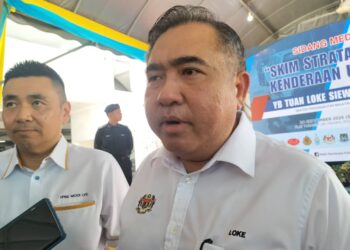ANTHONY Loke (kanan) ketika ditemui pemberita selepas merasmikan Program Skim Strata Bebas Kenderaan Usang di George Town, Pulau Pinang hari ini.