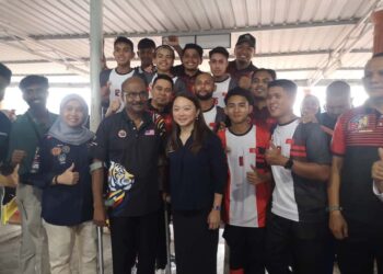 Hannah bergambar dengan atlet pada Program Liga Sukan Orang Kurang Upaya 2025 Peringkat Kebangsaan di Kompleks Belia dan Sukan Negeri, dekat Paroi di sini, hari ini. - UTUSAN /NUR SHARIEZA ISMAIL