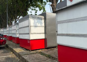 KEADAAN unit MyKiosk yang dalam keadaan terbiar dan dicemari najis burung ketika tinjauan Utusan Malaysia baru-baru ini.-UTUSAN/NOR SHAFIQAH MOHD. GHAZALI.