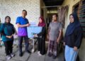 A'JWAA Abdul Hadi (tengah) ketika menerima bantuan Siswa Sulung USM daripada Abdul Rahman Mohamed (dua dari kiri) di rumahnya di Kampung Guar Tuan Syed, Penaga, Kepala Batas, Pulau Pinang hari ini.
