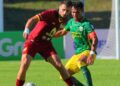 PENYERANG NSFC, Jovan Motika (kiri) cuba melepasi kawalan pemain pertahanan, IFC, Mohd. Rizal Mohd. Ghazali pada aksi Liga Super di Stadium Batu Kawan, Pulau Pinang hari ini.-GAMBAR/MALAYSIAN FOOTBALL LEAGUE