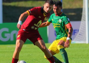 PENYERANG NSFC, Jovan Motika (kiri) cuba melepasi kawalan pemain pertahanan, IFC, Mohd. Rizal Mohd. Ghazali pada aksi Liga Super di Stadium Batu Kawan, Pulau Pinang hari ini.-GAMBAR/MALAYSIAN FOOTBALL LEAGUE