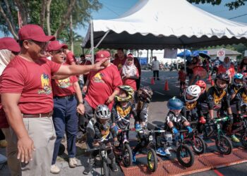 Amirudin Shari meluangkan masa melihat aktiviti yang dijalankan sempena perasmian Pesta Pantai 2025 di Pantai Bagan Lalang. - UTUSAN/FAIZ ALIF ZUBIR