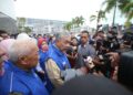 AHMAD ZAHID HAMIDI ditemui media selepas melancarkan skuad sukarelawanan BN di perkarangan Bangunan UMNO Sabah, Kota Kinabalu.