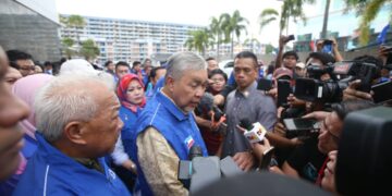 AHMAD ZAHID HAMIDI ditemui media selepas melancarkan skuad sukarelawanan BN di perkarangan Bangunan UMNO Sabah, Kota Kinabalu.