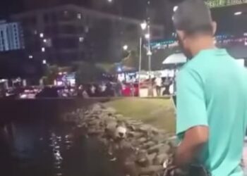 TANGKAP layar rakaman video tular memaparkan anggota bomba sedang mengeluarkan seorang wanita warga emas yang ditemukan lemas di kawasan perairan Berjaya Waterfront, Stulang Laut, Johor Bahru, malam tadi.