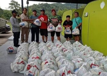 PENDUDUK terjejas tanah runtuh dan banjir di Penampang menerima bantuan makanan daripada pelbagai pihak. - IHSAN APM