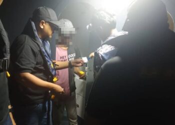 SERAMAI empat nelayan tempatan ditahan selepas didapati positif dadah dalam pemeriksaan tujuh vesel oleh anggota Maritim Malaysia di perairan Tanjung Emas, Muar, malam tadi.