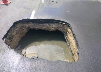 Mendapan jalan yang agak besar berlaku di Jalan Burma, George Town, Pulau Pinang hari ini sehingga memaksa jalan tersebut ditutup sepenuhnya untuk kerja-kerja pembaikan segera.