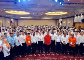 ANTHONY Loke Siew Fook dan Aminuddin hadir pada Konvensyen Tahunan Kali ke-23 DAP Negeri Sembilan di Seremban hari ini.-UTUSAN/NOR AINNA HAMZAH.