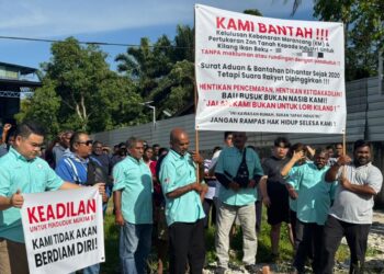 SEBAHAGIAN daripada penduduk setempat yang berhimpun bagi menyatakan bantahan mereka terhadap operasi sebuah kilang ikan di Lahar Bubu, Kepala Batas, Pulau Pinang petang ini.-UTUSAN/SITI NUR MAS ERAH AMRAN