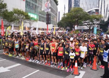 SEBAHAGIAN daripada 15,000 peserta memeriahkan acara larian dengan penuh bersemangat sempena Malaysia Sarong Music Run 2025 di Kuala Lumpur semalam.