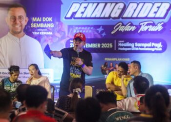 STEVEN Sim Chee Keong (tengah) ketika menghadiri program Penang Rider Jalan Teruih di Permatang Pauh, Pulau Pinang malam tadi.-UTUSAN/DANIAL SAAD
