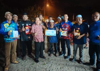 AHMAD Maslan (empat dari kiri) bersama penduduk selepas menghadiri program santai bersama anak muda di Kampung Jawa Ulu, Ayer Baloi, Pontian semalam.
