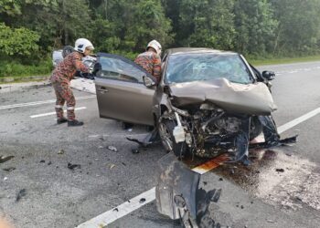 KEADAAN kereta Toyota Vios yang dipandu seorang wanita dalam kemalangan membabitkan dua kenderaan di persimpangan Rawatan Air SAJ Semangar, di sini, pagi tadi.