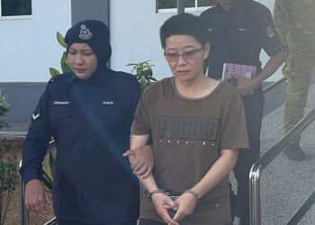 VUN LEE FON ketika dihadapkan ke Mahkamah Sesyen Kluang, Johor.-UTUSAN/ADNAN IBRAHIM