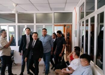 DR. Muhamad Akmal Saleh (berdiri, tiga dari kanan) ketika hadir ke Kompleks Mahkamah Bukit Mertajam, Pulau Pinang hari ini.