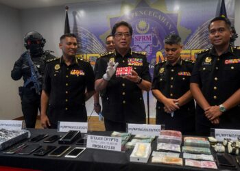 AZAM Baki menunjukkan barang rampasan pada sidang akhbar perkembangan terkini berkaitan operasi yang dijalankan SPRM di Ibu Pejabat SPRM, Putrajaya. - UTUSAN/FAISOL MUSTAFA