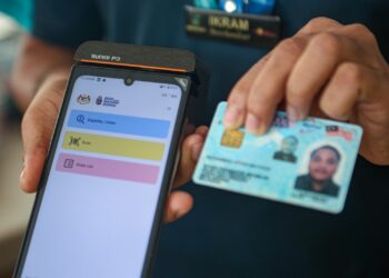 ALAT yang akan digunakan bagi melaksanakan sistem subsidi bersasar petrol RON95 ketika tinjauan Utusan Malaysia di salah sebuah stesen minyak di Setapak, Kuala Lumpur.-UTUSAN/ISKANDAR ISHAK
