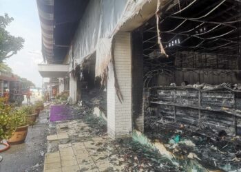KEADAAN premis kedai kelengkapan perkahwinan musnah dalam kebakaran yang berlaku di Pusat Perniagaan Nilai 3, Nilai, Seremban pagi tadi.-UTUSAN/NUR SHARIEZA ISMAIL