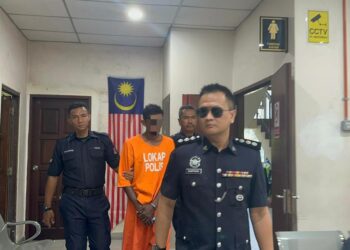 SEORANG penganggur (tengah) direman selama tujuh hari oleh Mahkamah Majistret Butterworth, Pulau Pinang bagi membantu siasatan berhubung satu kes samun membabitkan warga emas berusia 88 tahun, minggu lepas.-UTUSAN/SITI NUR MAS ERAH AMRAN