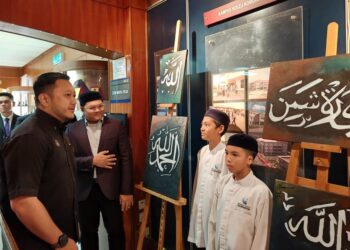 MOHD. Ridhwan Mohd. Ali melihat hasil tulisan kaligrafi yang dihasilkan pelajar tahfiz pada Majlis Penutup Program Pembangunan Kemahiran PSH Komuniti – PKTP 2025 di Kolej Komuniti Jasin, Melaka, semalam.-UTUSAN/AMRAN ALI.