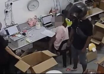 TANGKAP layar yang diambil daripada satu rakaman video menunjukkan seorang lelaki (kanan) cuba berkelakuan tidak senonoh terhadap wanita di Bayan Lepas, Pulau Pinang.-GAMBAR/MEDIA SOSIAL
