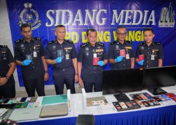 Ketua Polis Daerah Dang Wangi, Asisten Komisioner Sulizme Affendy Sulaiman ketika sidang media berkenaan calling centre di IPD Dang Wangi.-UTUSAN/SADDAM YUSOFF