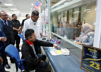 SAIFUDDIN nasution Ismail meninjau pengoperasian penukaran cip rosak MyKad di Ibu Pejabat JPN Putrajaya. - UTUSAN/MOHD HUSNI MOHD NOOR
