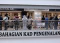 ORANG ramai hadir ke JPN untuk urusan penukaran cip rosak MyKad di Ibu Pejabat JPN Putrajaya. - UTUSAN/MOHD HUSNI MOHD NOOR