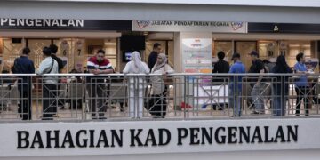 ORANG ramai hadir ke JPN untuk urusan penukaran cip rosak MyKad di Ibu Pejabat JPN Putrajaya. - UTUSAN/MOHD HUSNI MOHD NOOR