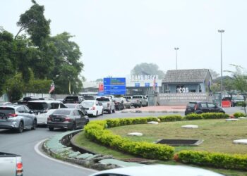 KENDERAAN berpusu-pusu memasuki Thailand melalui Padang Besar, Perlis, menyebabkan kesesakan teruk terutama ketika musim cuti persekolahan. - UTUSAN/IZLIZAN OTHMAN