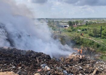 KEBAKARAN di kawasan tapak pelupusan sampah Pulau Burung di Nibong Tebal, Pulau Pinang berjaya dipadamkan sepenuhnya kira-kira pukul 4.05 petang tadi.-GAMBAR/JBPM PULAU PINANG