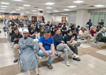 Kaunter kad pengenalan di Ibu Pejabat Jabatan Pendaftaran Negara (JPN) di sini mula 'sesak' seawal pukul 8 pagi tadi - UTUSAN/MOHD HUSNI MOHD NOOR